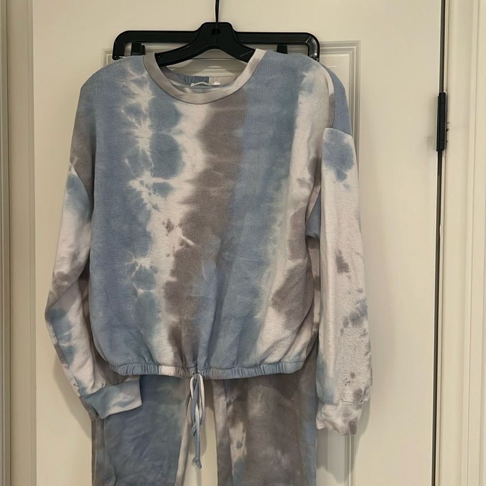 Lush tie die sweater; gently used